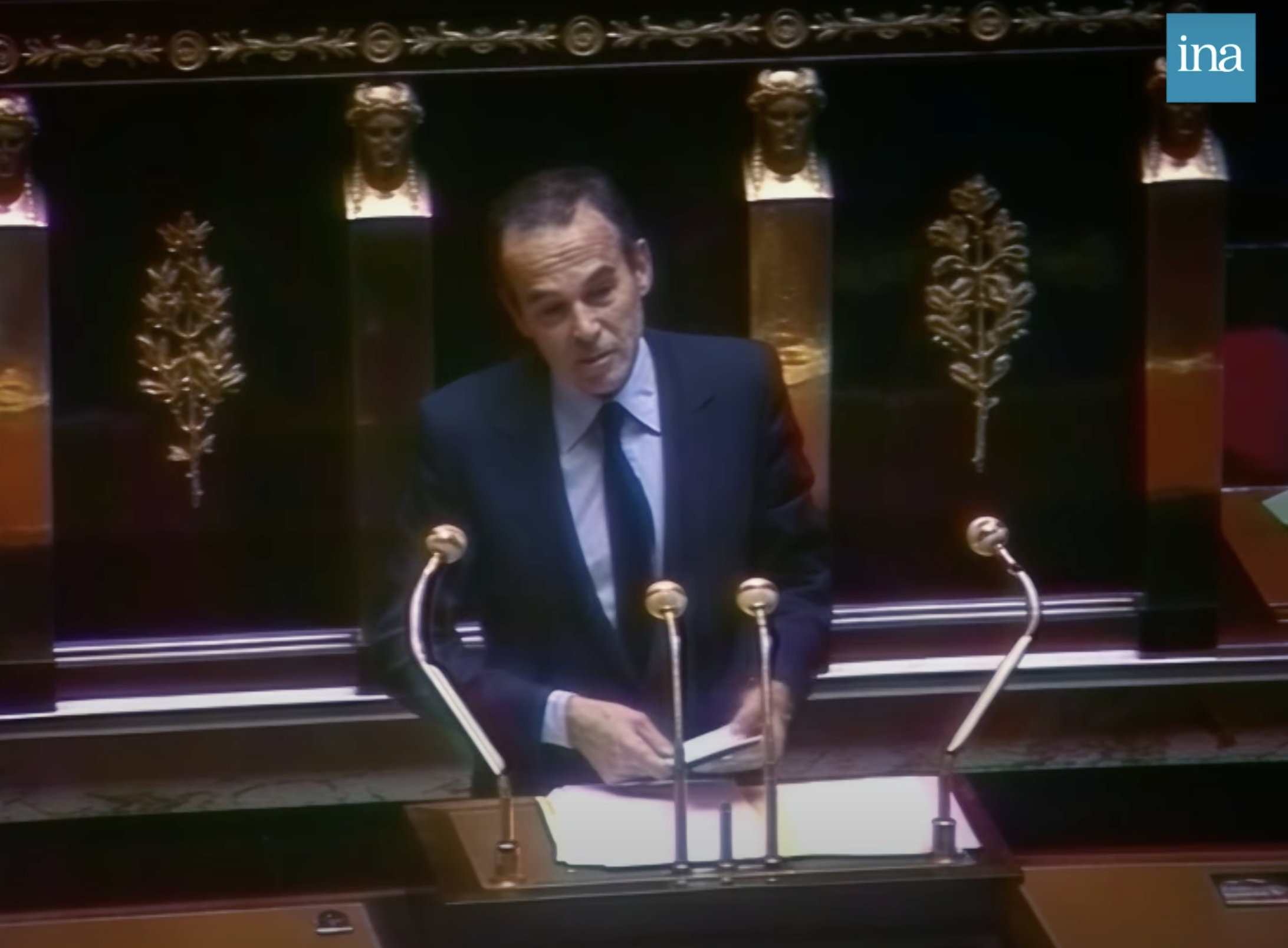 Le Président Macron rend hommage à Robert Badinter